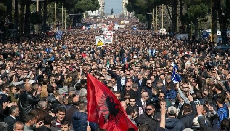 ΕΚΤΑΚΤΟ: Διαδηλωτές εισέβαλαν στο Πρωθυπουργικό μέγαρο της Αλβανίας – Ζητούν την παραίτηση Ε.Ράμα – Αποσταθεροποίηση στα Τίρανα